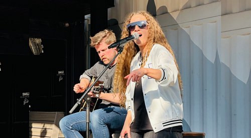 Amanda Marshall plays free surprise pop-up concert at Kelowna brewery